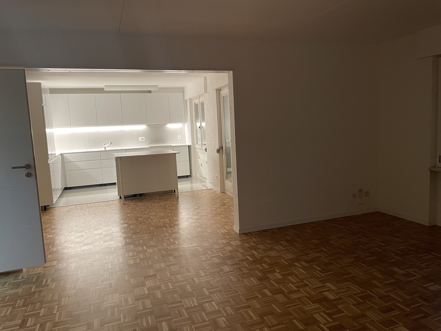 Frisch renovierte 3.5 Zimmer-Wohnung in Altendorf (SZ) - Sicht von Wohnzimmer zur Küche