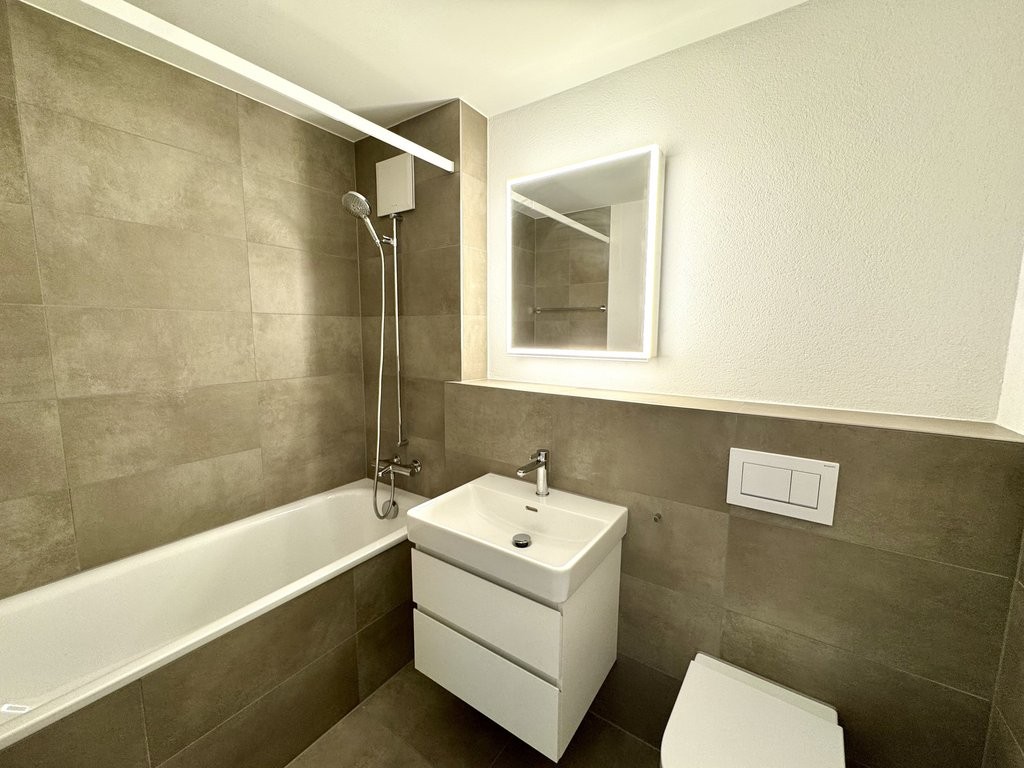 Erstvermietung im Herzen von Lyss - Badezimmer