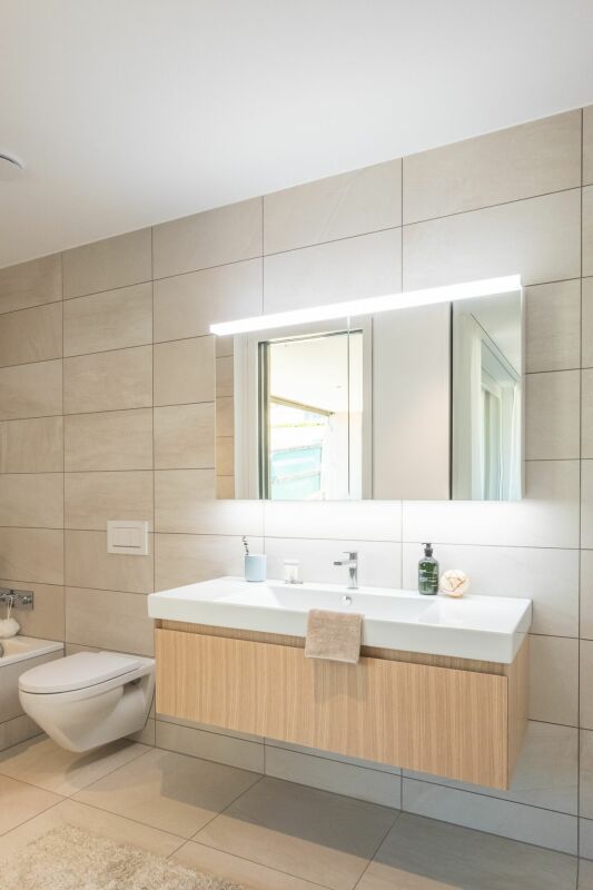 Traumhafte 3.5-Zimmer-Wohnung mit Rigiblick im Erstbezug - Badezimmer en suite mit Tageslicht und grossem Spiegelschrank