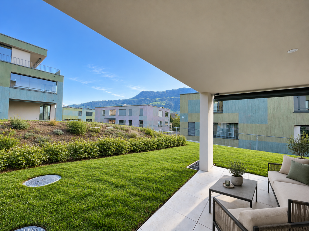 Exklusive 3.5-Zimmer-Gartenwohnung mit grosszügigem 100 m² Privatgarten - Grosszügiger Garten mit gedecktem Sitzplatz in Ostausrichtung und Alpenpanorama