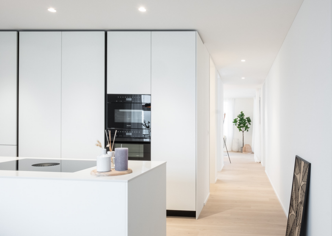3.5-Zimmer-Gartenwohnung mit 118 m² Wohnkomfort - Erstbezug in Merlischachen - Hochwertige und helle Küche ausgestattet mit Miele-Küchengeräten inklusive Backofen und Steamer