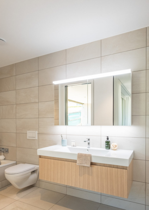 3.5-Zimmer-Gartenwohnung mit 118 m² Wohnkomfort - Erstbezug in Merlischachen - Tageslicht-Badezimmer en suite
