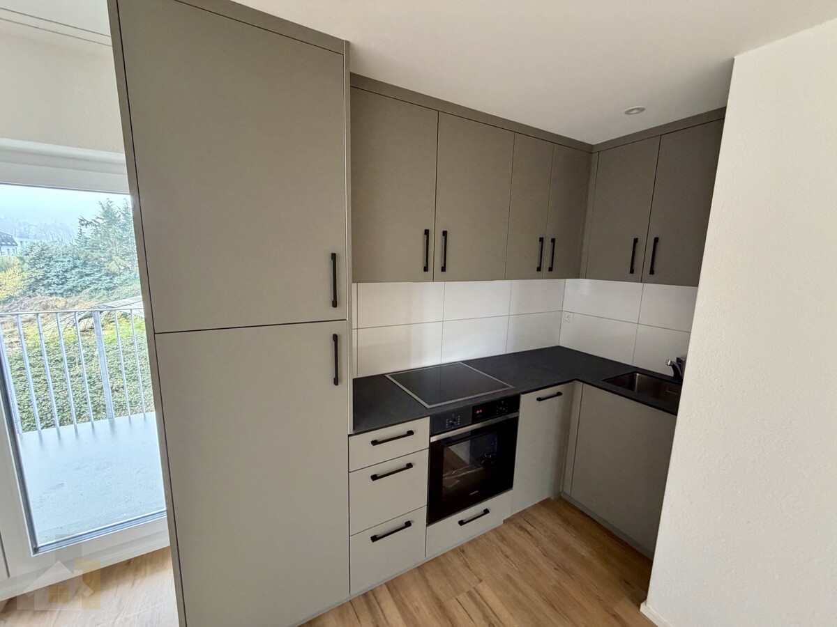 ERSTBEZUG IN TOP MODERNER WOHNUNG AN ZENTRALER LAGE - Küche