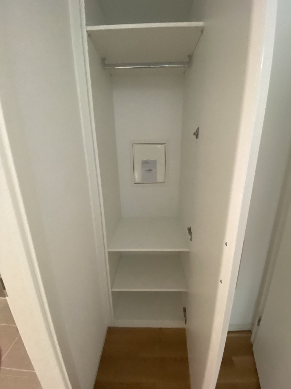 Studio  neuf pièces au 2ème étage dans une nouvelle construction - armoire murale - entrée