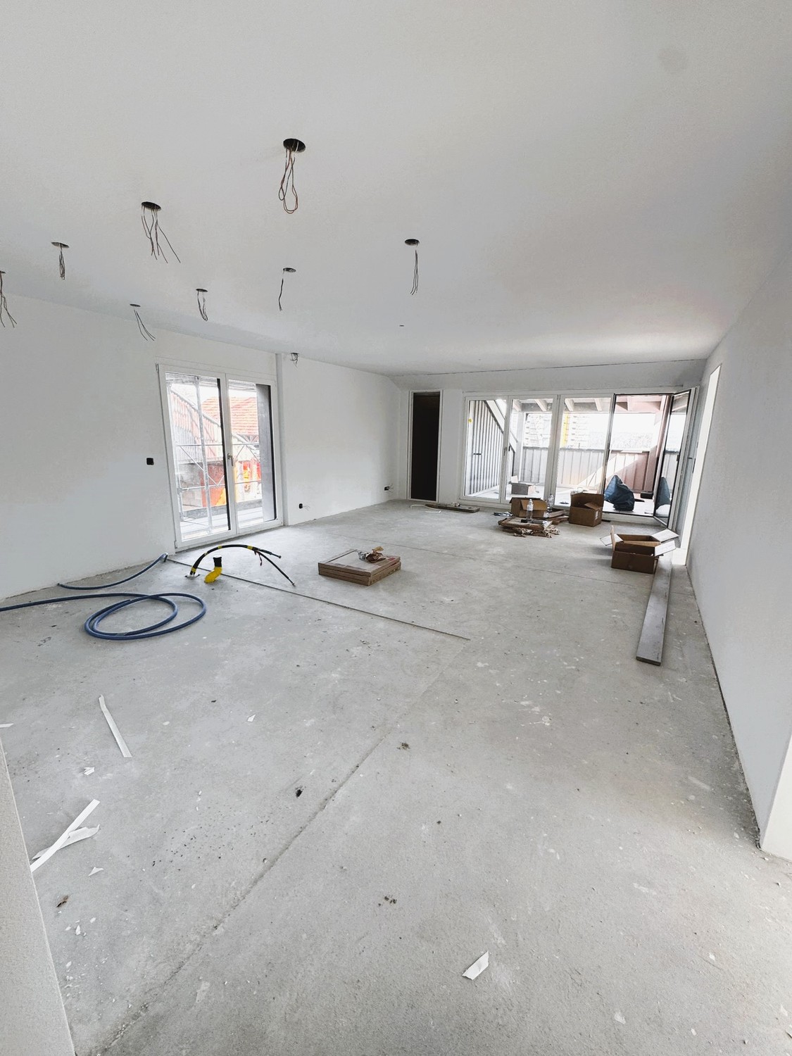 Stilvoll wohnen im Herzen von Hünikon - Wohnzimmer / Küche