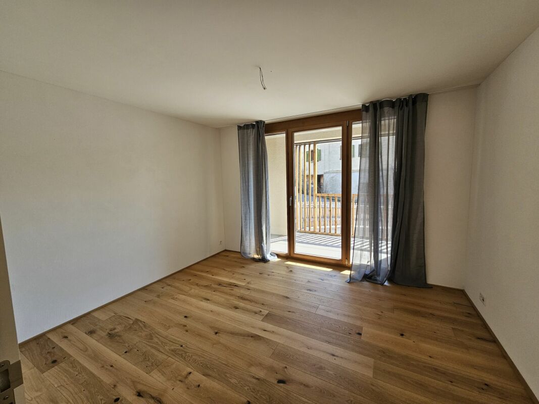 Moderne 4.5 Zimmer-Wohnung in Tomils - Bild 4