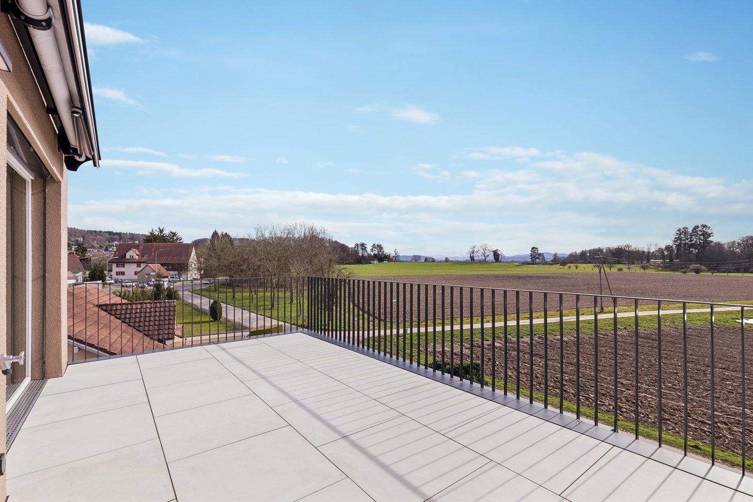 ERSTBEZUG: exklusiv Wohnen mit grosser Terrasse und Weitblick - Bild 1