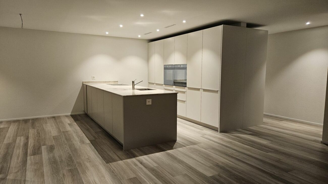 ERSTVERMIETUNG - Wohnen am ehemaligen Weinrebenhang in Stäfa - Küche