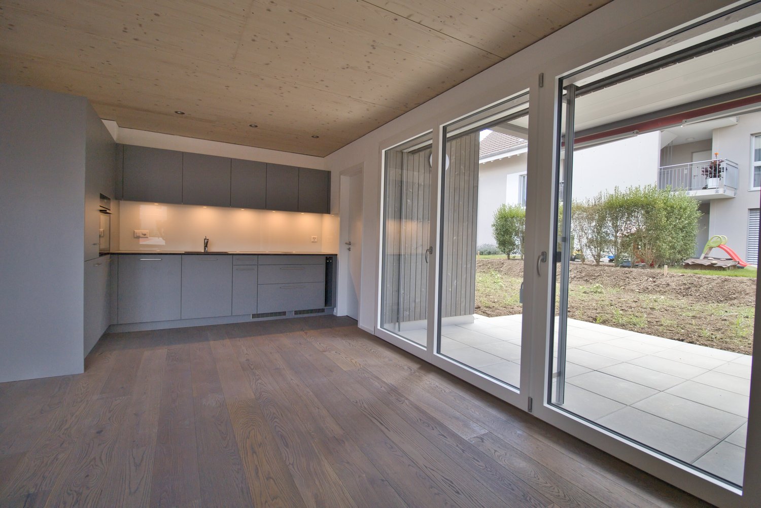 Grosszügige 2.5-Zimmer-Wohnung mit grossem gedeckten Sitzplatz - Bild 2