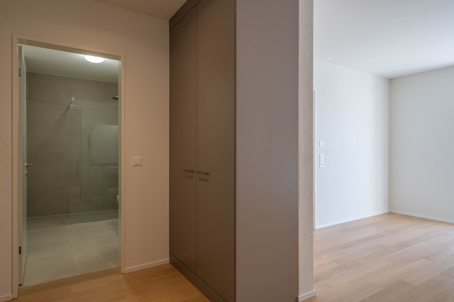 Moderne 2.5-Zimmerwohnung mit 18m2 Balkon - Bild 4