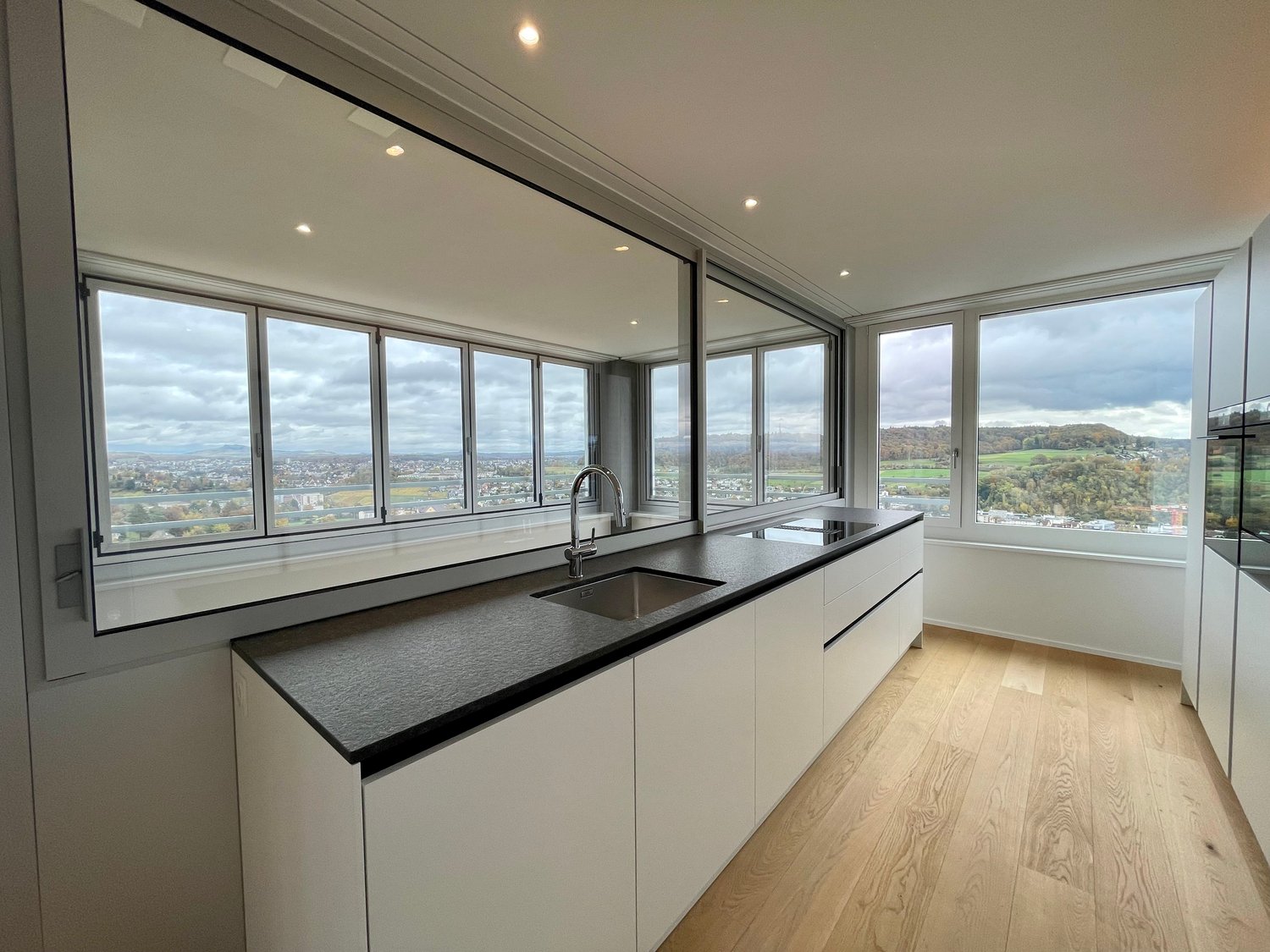 Exklusive 5.5-Zimmer-Wohnung mit spektakulärer Aussicht in Neuhausen am Rheinfall - Bild 2