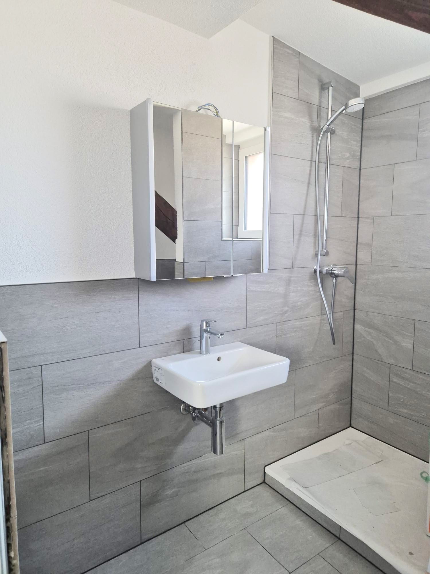 wunderschöne Dachwohnung mit Balkon - Badezimmer