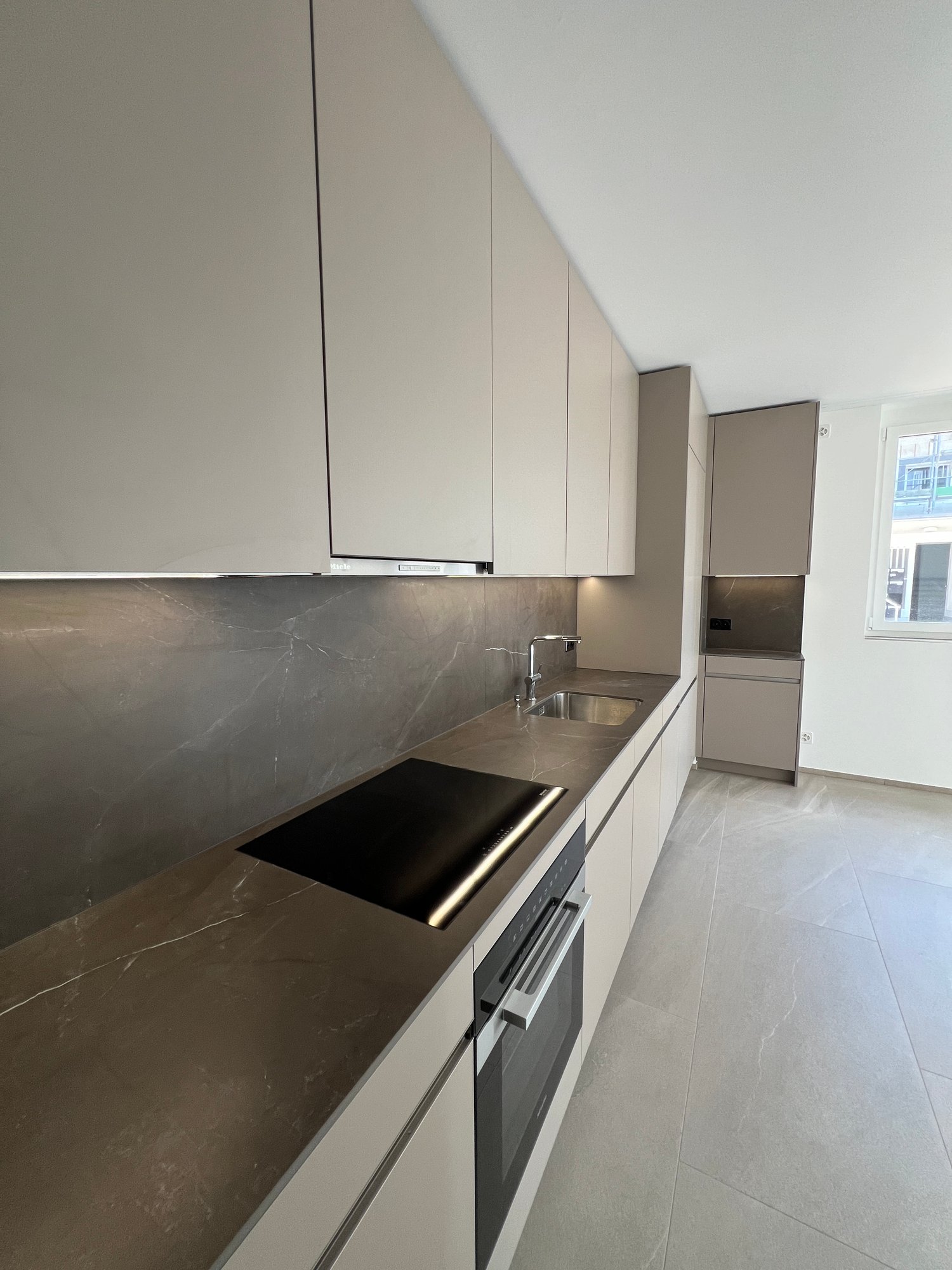 Moderne Wohnung mit grossem Balkon an zentraler Lage - Bild 1