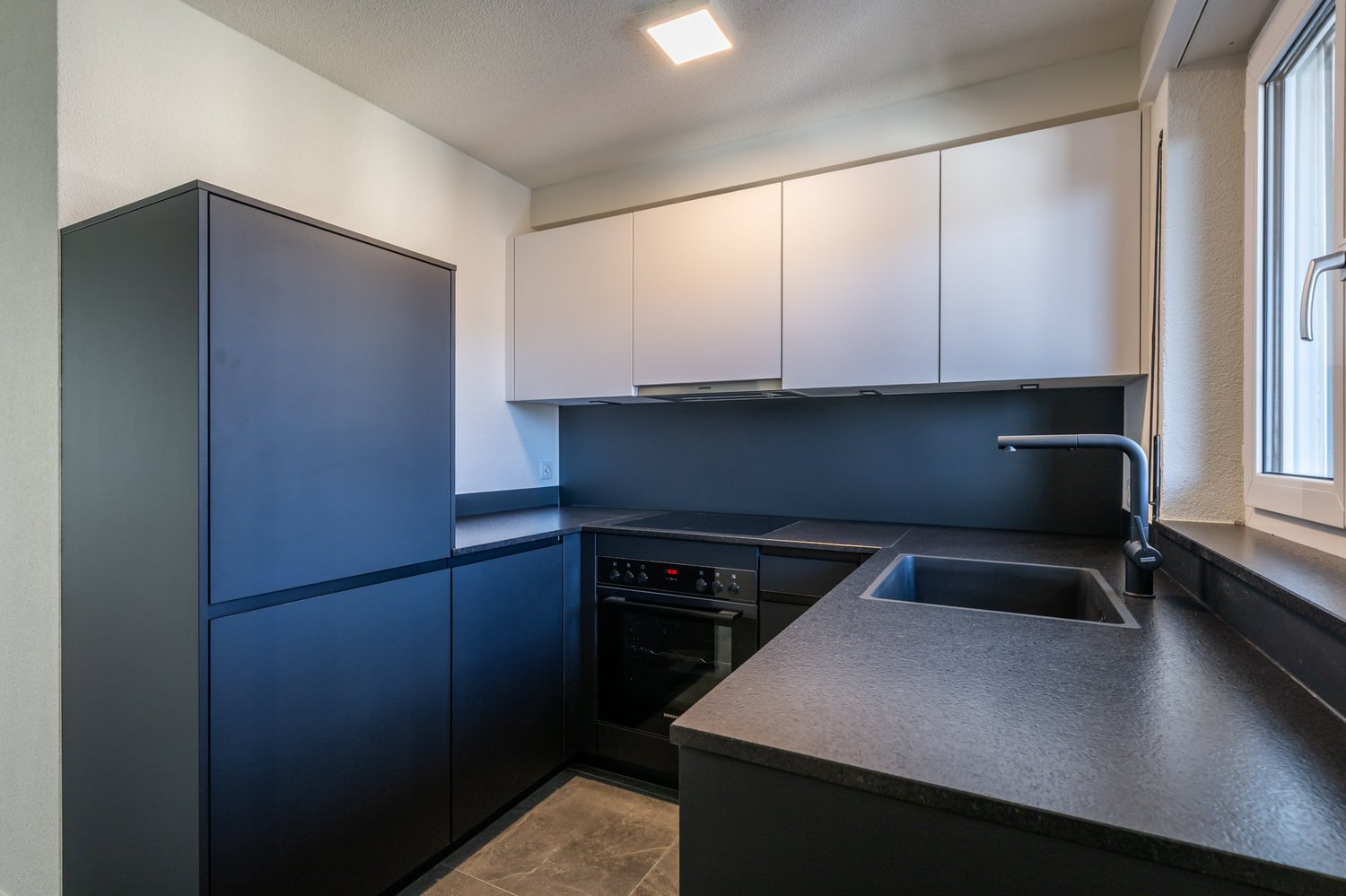 Erstbezug: Stilvolle 2.5-Zimmer-Wohnung im Eigentumsstandard mit Balkon - Bild 1