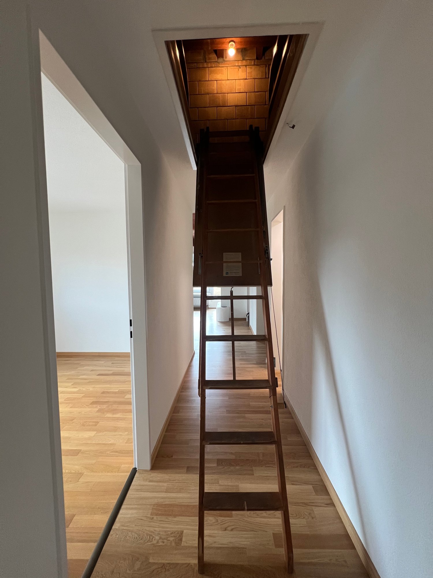 Charmante 2.5-Zimmer-Dachwohnung mit Balkon in Rümlang - Bild 8