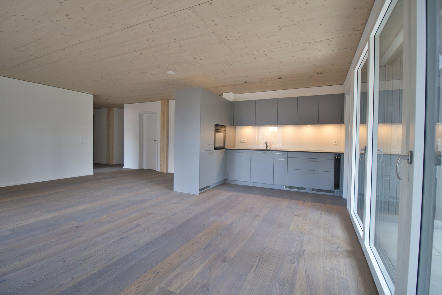 Grosszügige 2.5-Zimmer-Wohnung mit grossem gedeckten Sitzplatz - Bild 3