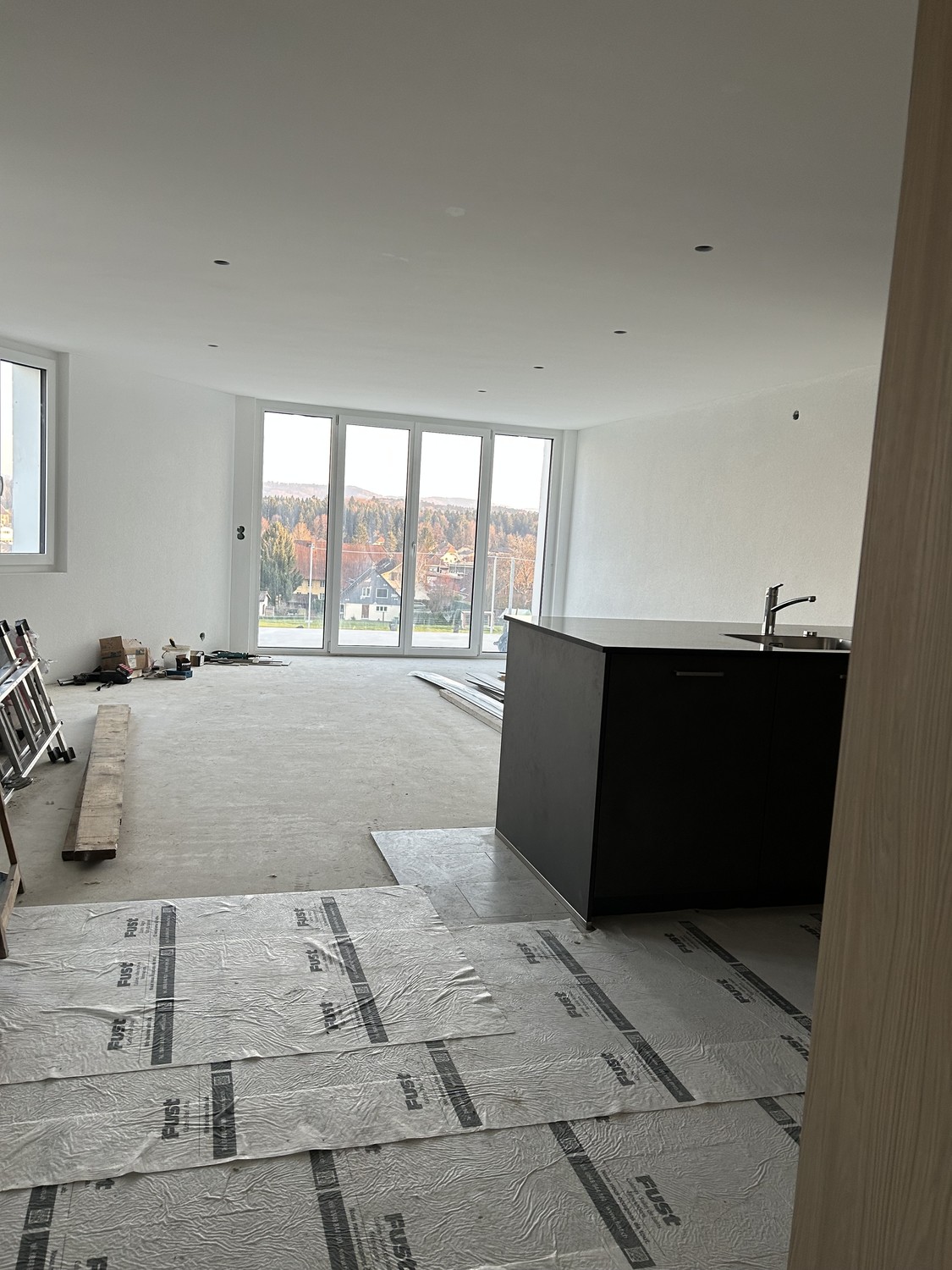 Erstvermietung: Exklusive 4.5-Zimmer-Neubauwohnung mit Balkon, Weitsicht und naturnaher Lage - Bild 4