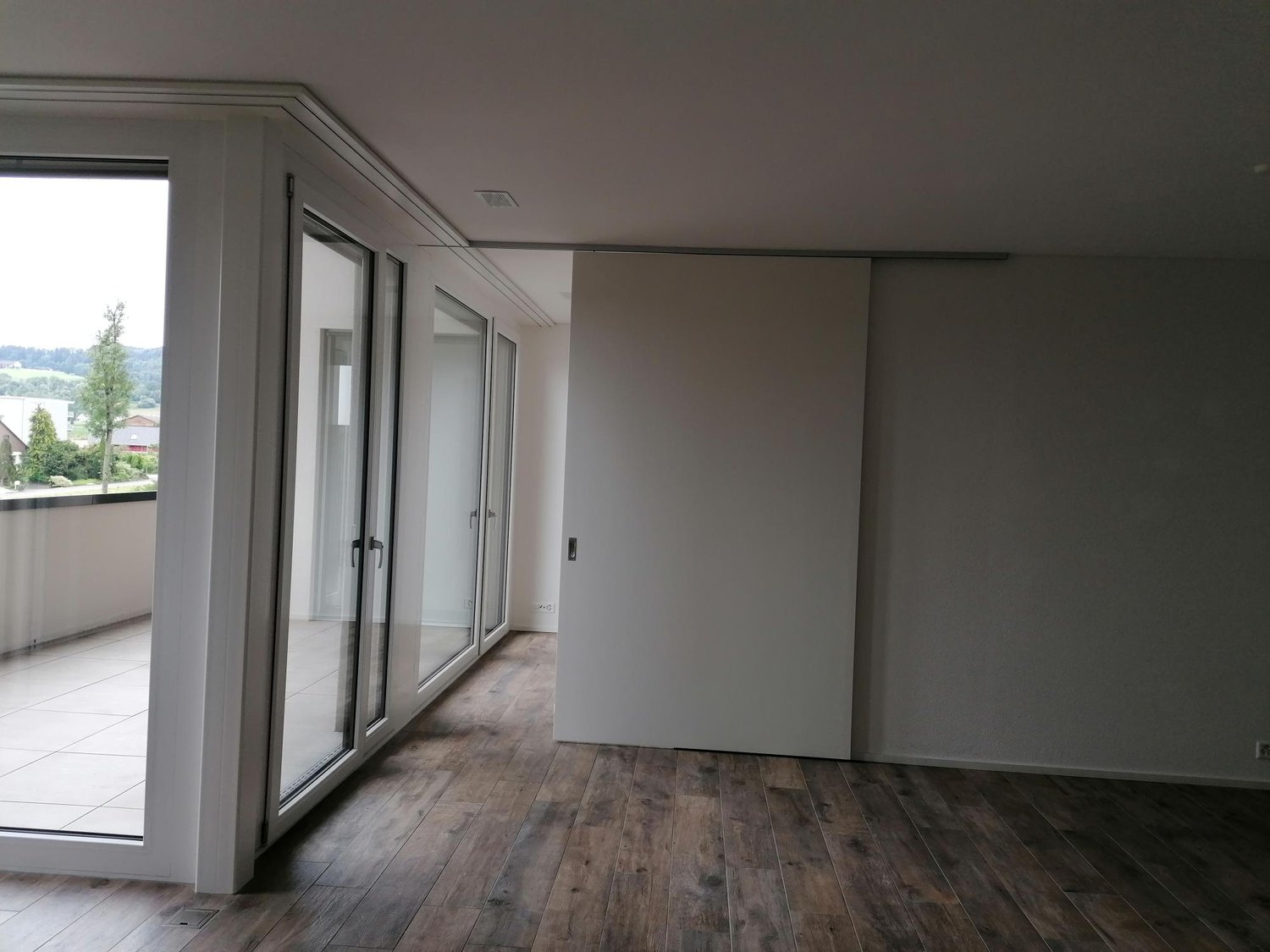 Wunderschöne moderne Dachgeschosswohnung - Wohnzimmer / Balkon