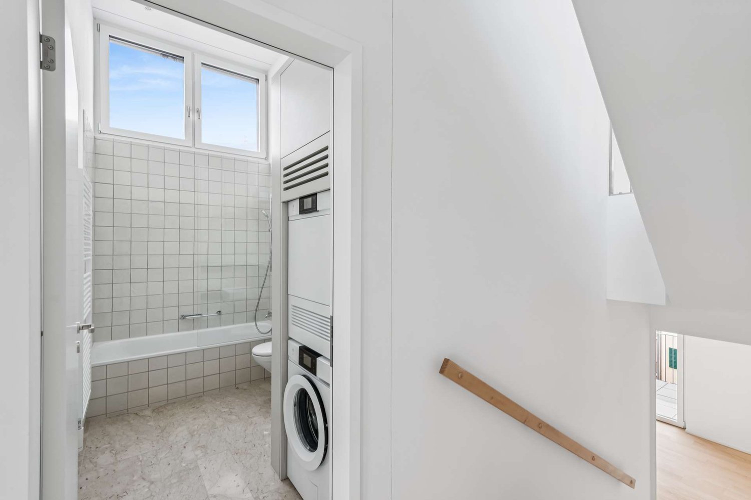 Exklusive Dachwohnung mit privater Terrasse und Seeblick im Zürcher Seefeld - Bad/WC mit Waschturm