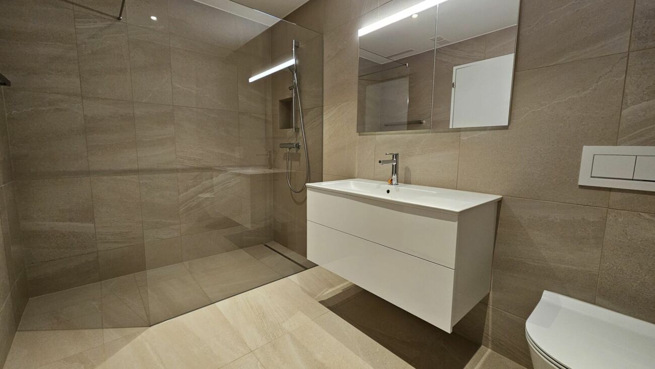 ERSTVERMIETUNG - Wohnen am ehemaligen Weinrebenhang in Stäfa - Ensuite-Badezimmer mit Dusche