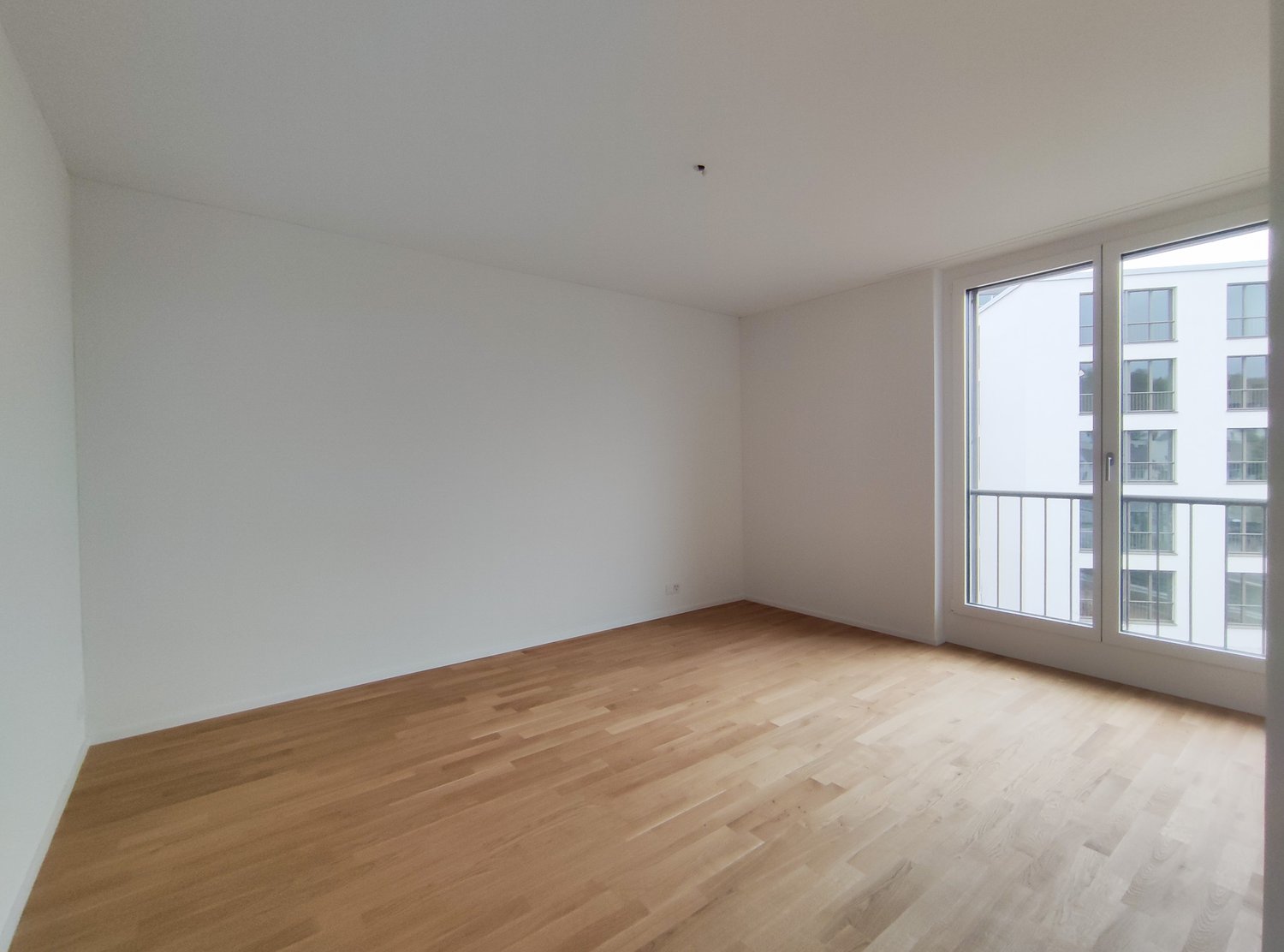 Moderne Neubauwohnung mit Balkon in sonniger Lage – 3.5 Zimmer - Zimmer 1