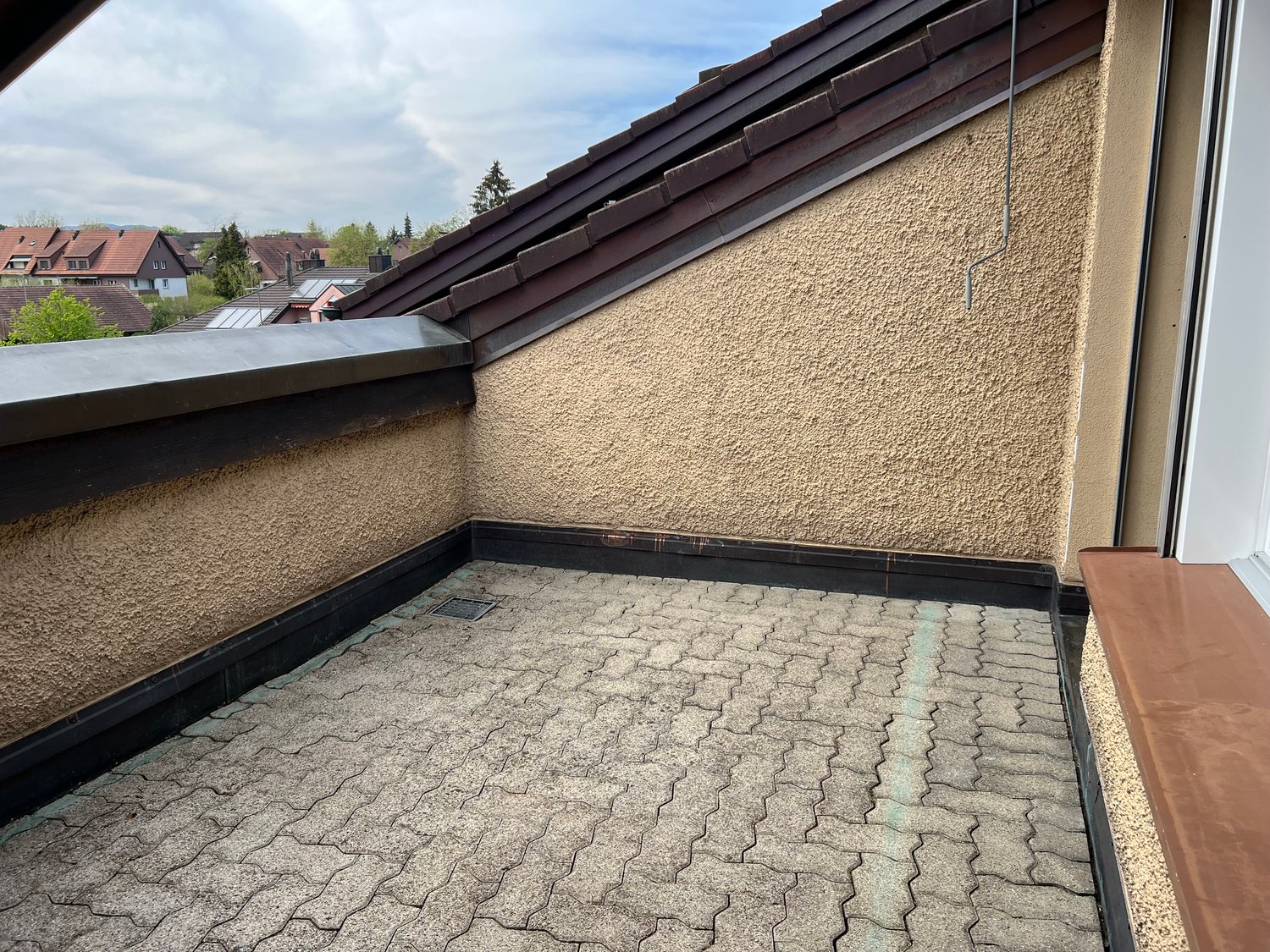 Charmante 2.5-Zimmer-Dachwohnung mit Balkon in Rümlang - Bild 1