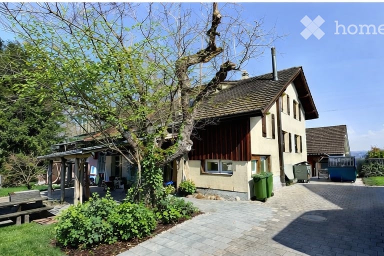 Kernsaniertes 5.5 Zimmer Haus mit 145 m² und Parkplätzen - Bild 1