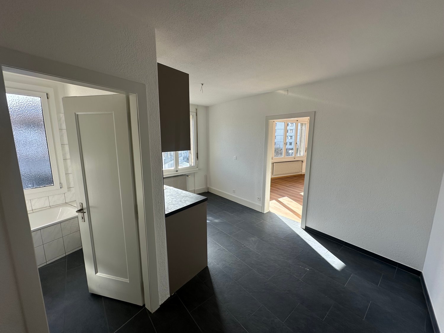 Erstbezug nach Renovierung: Helle 1.5 Zimmerwohnung im Liebefeld - Bild 2