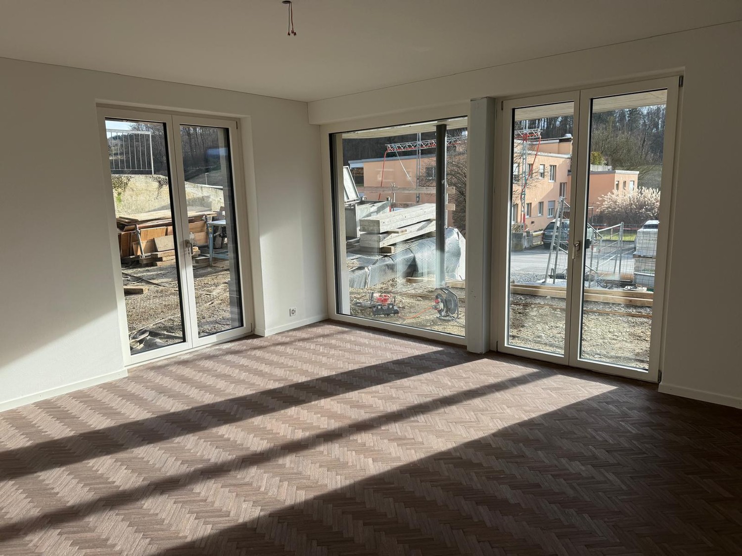 Erstbezug 1. April 2026  Letzte 3.5-Zimmer-Wohnung (100 m2) im Erdgeschoss in ruhiger Lage nahe Zürich - Bild 1