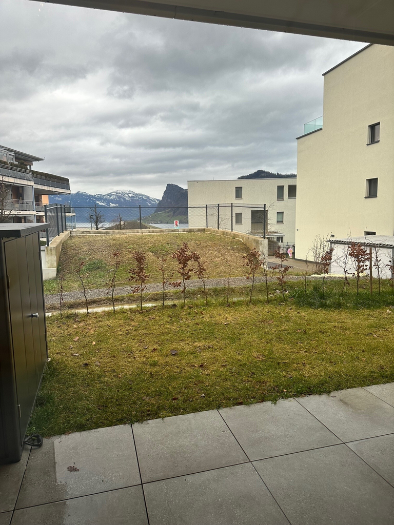 Moderne 5.5-Zimmer-Erdgeschosswohnung mit Terrasse - Aussenbereich