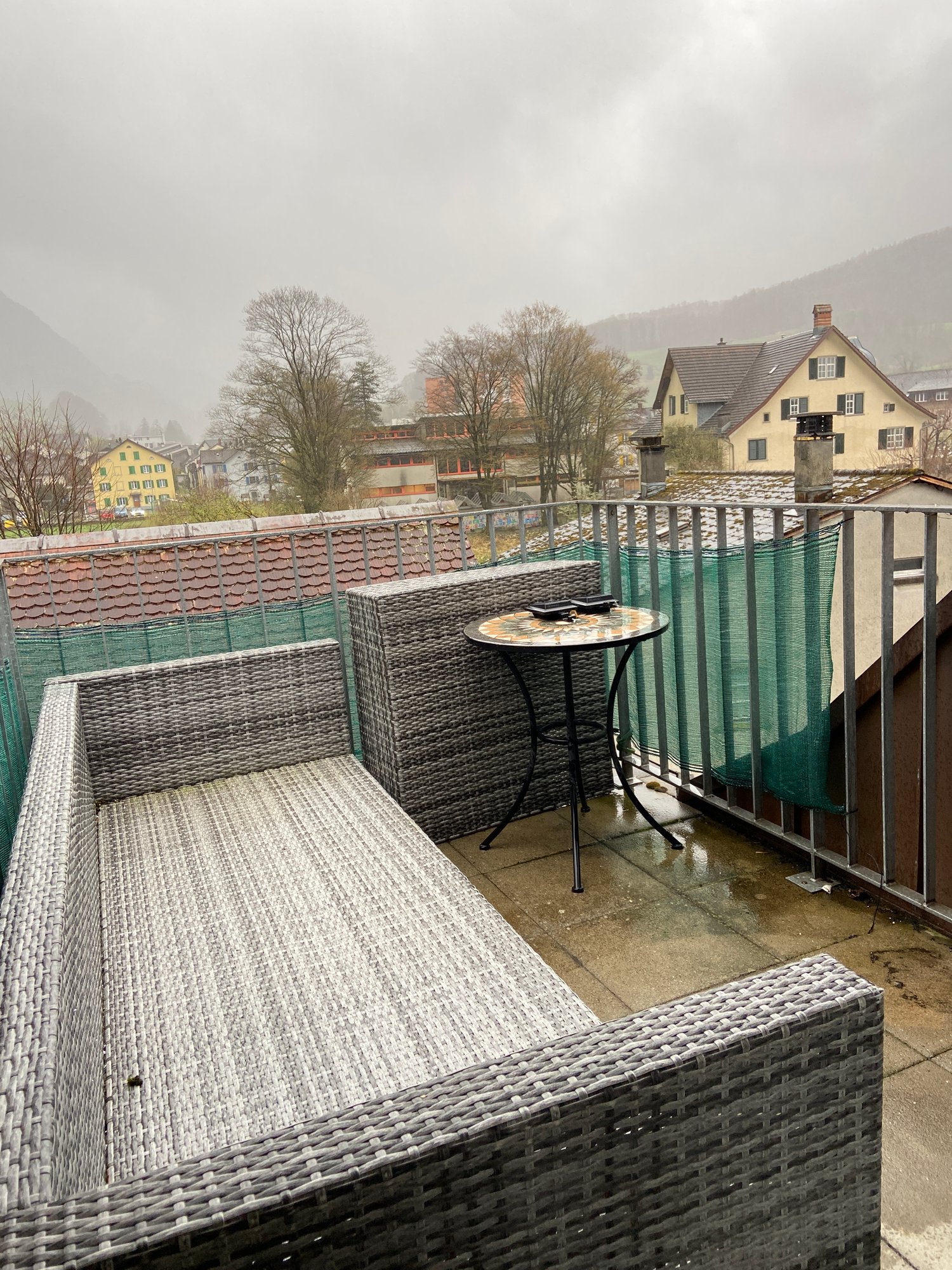 Charmante 3.5-Zimmer-Dachwohnung in Glarus mit Balkon - Bild 4