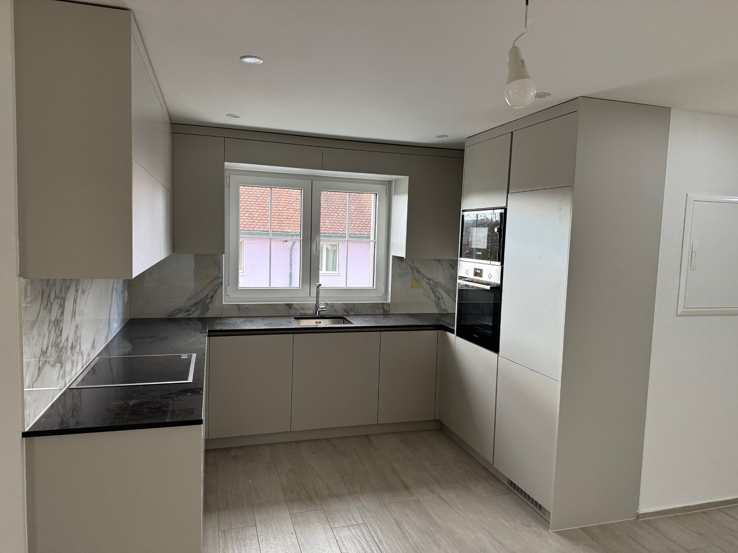 Erstvermietung moderne 3.5-Zimmer-Dachwohnung - Küche