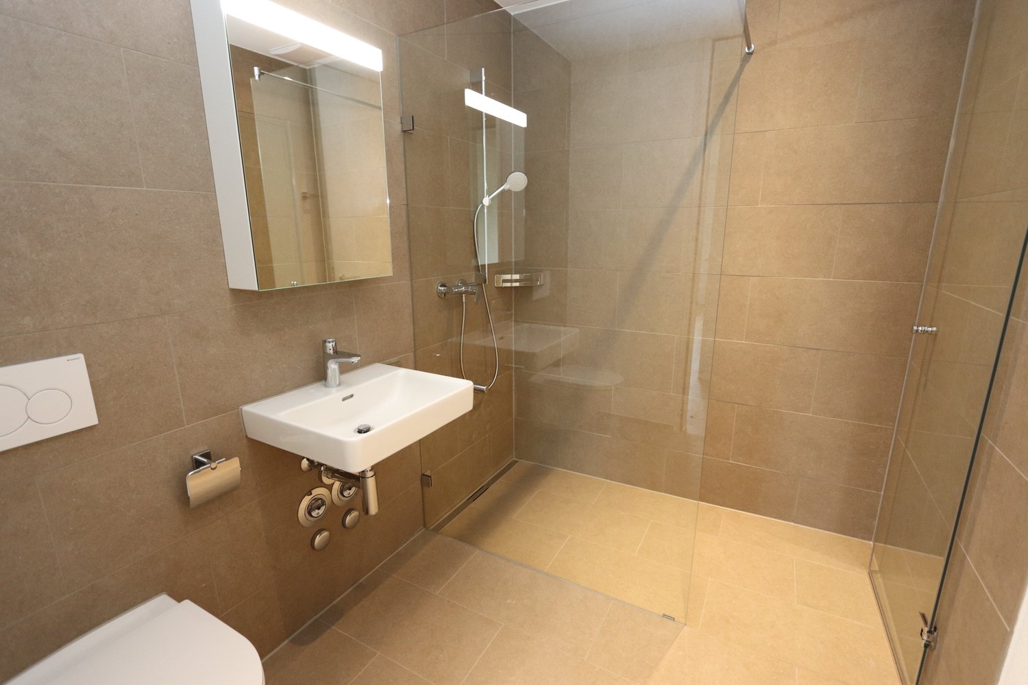 Attraktive 4.5-Zimmer-Wohnung im 2. Stock in Wohlen AG - Badezimmer mit Dusche