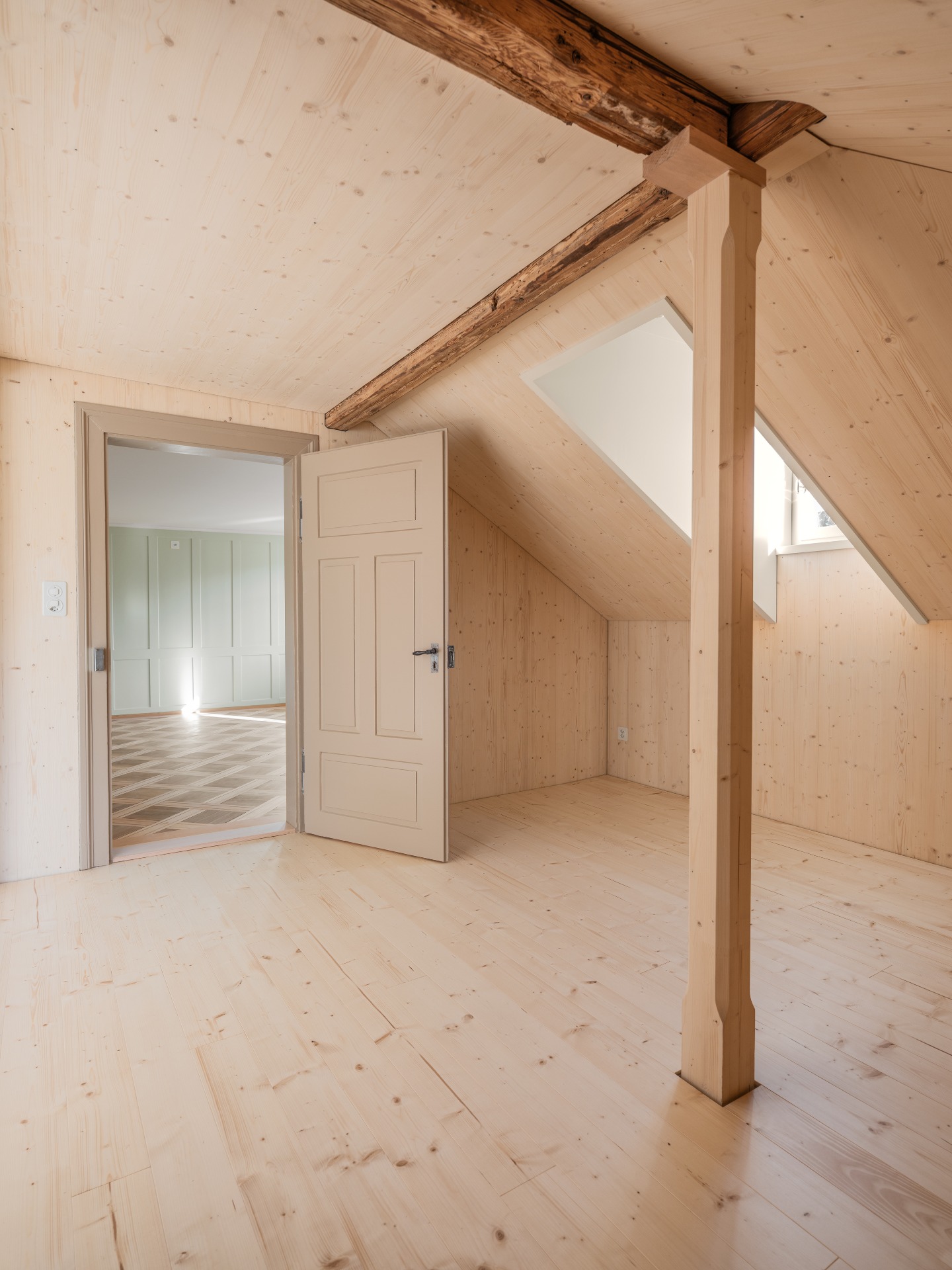 Erstbezug Dachgeschosswohnung - wenige Gehminuten vom Zentrum - Angrenzende Zimmer