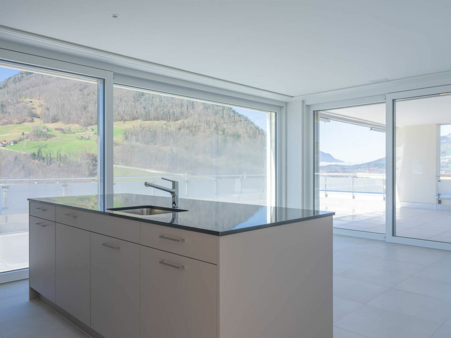 Exklusive 5.5-Zimmer-Attikawohnung mit direktem Liftzugang, See- & Bergsicht - Bild 2