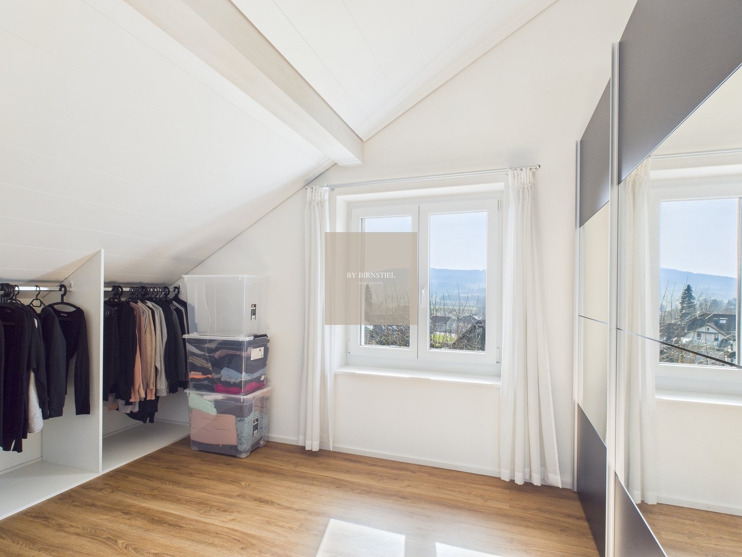 Kernsaniertes Einfamilienhaus mit Sitzplatz und Weitblick in Zetzwil - Bild 12