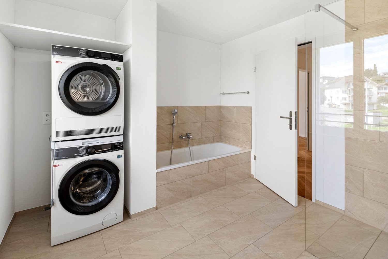 Hochmoderne 3.5-Zimmerwohnung mit Balkon - Badzimmer