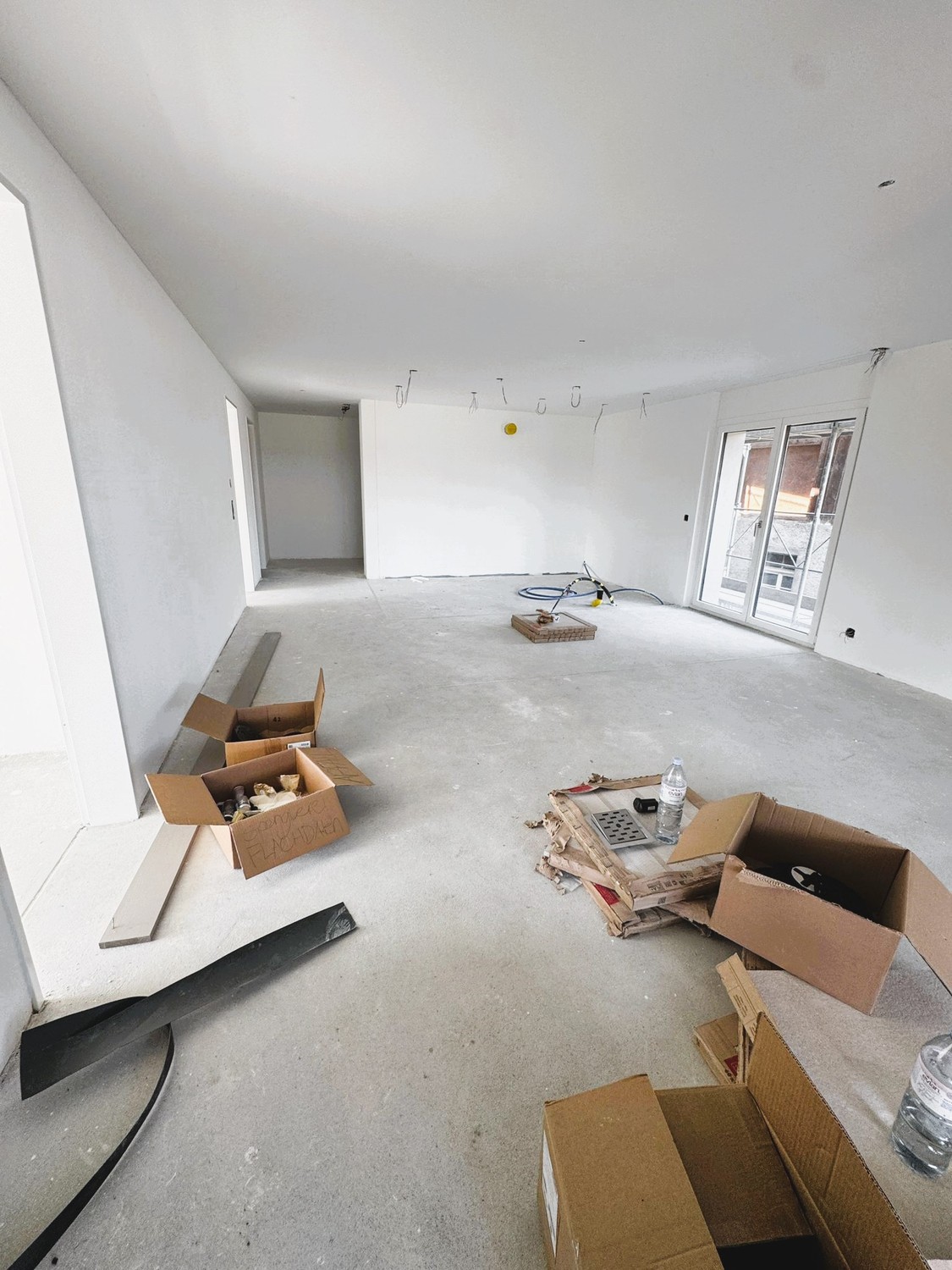 Stilvoll wohnen im Herzen von Hünikon - Wohnzimmer / Küche