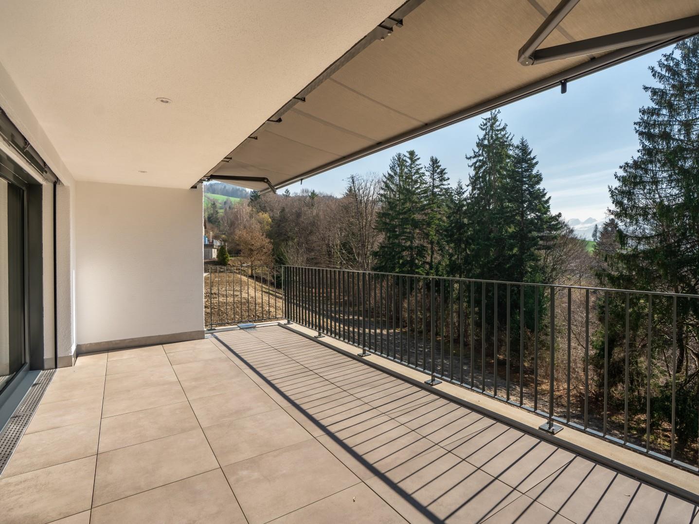 Erstbezug: Familienparadies an sonniger Lage - Balkon mit Sicht bis zu den Churfirsten