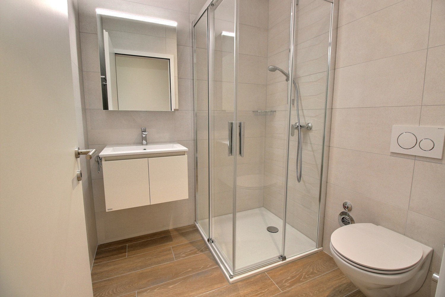 5.5 pièces neuf au 2ème étage ! - Salle de douche