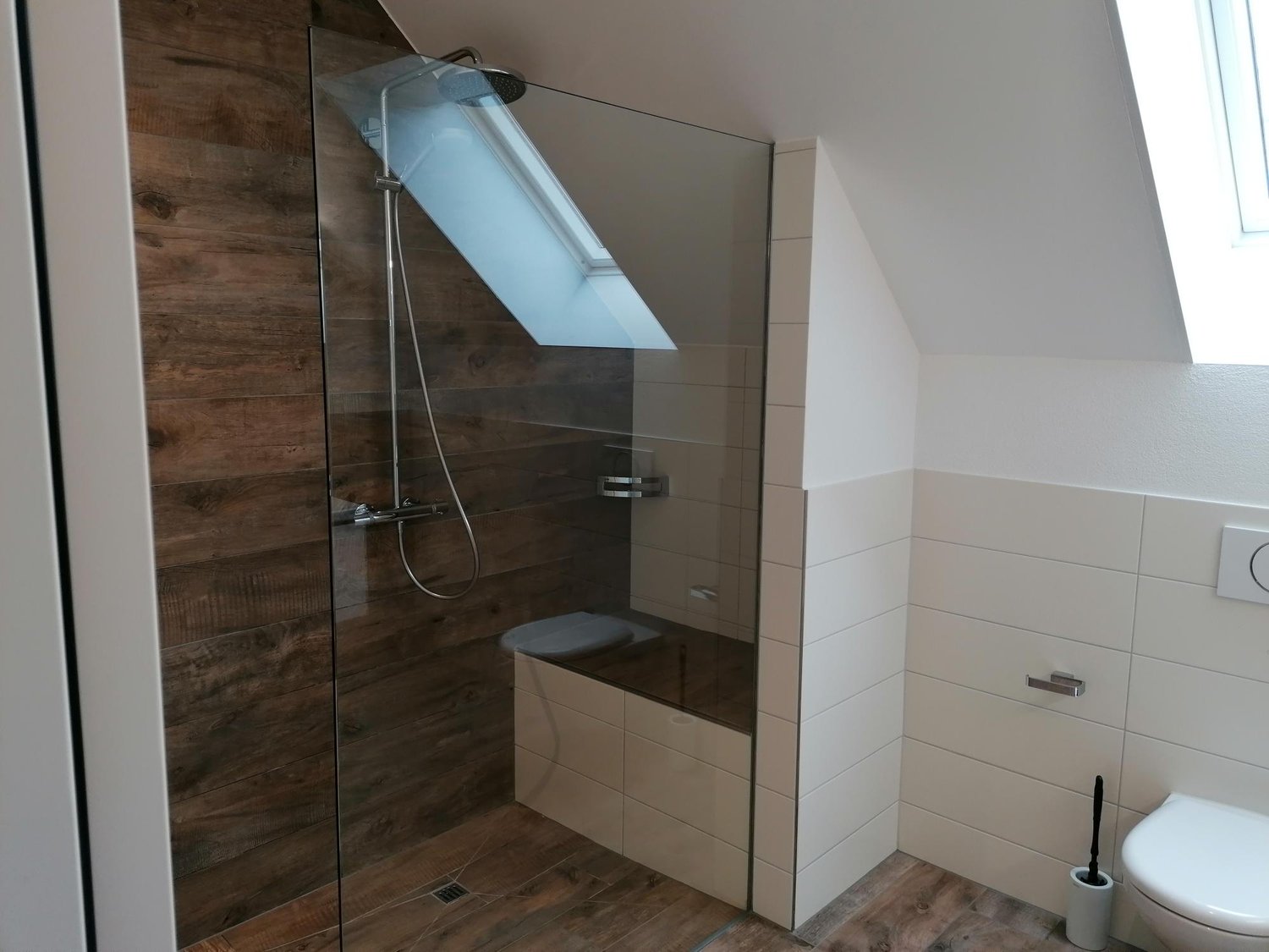 Wunderschöne moderne Dachgeschosswohnung - WC / Dusche