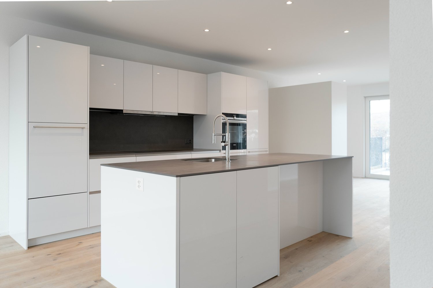 Appartement 2.5p neuf - rez-de-chaussée - terrasse et gazon - Bild 1