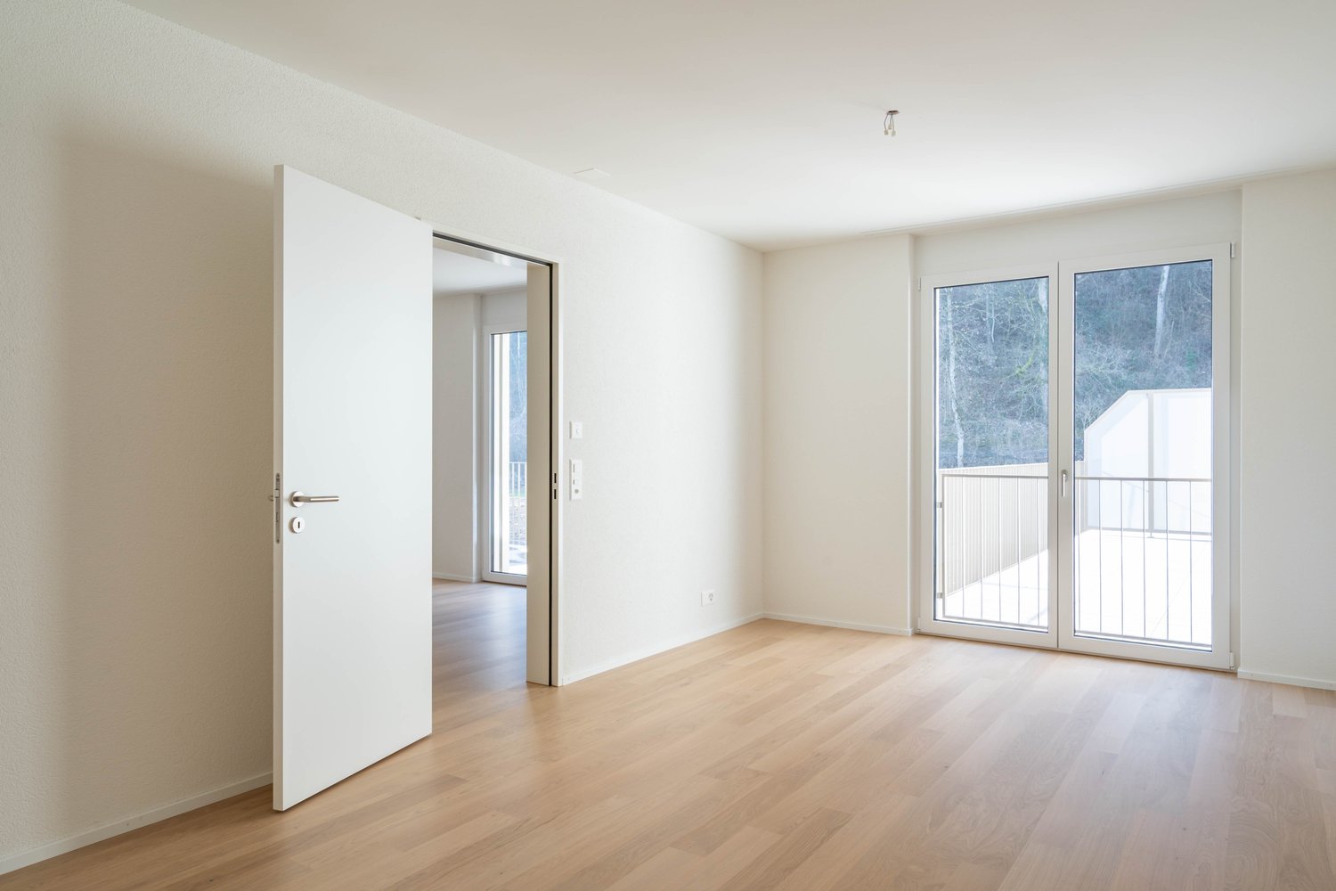 Moderne 2.5-Zimmerwohnung mit 18m2 Balkon - Bild 2
