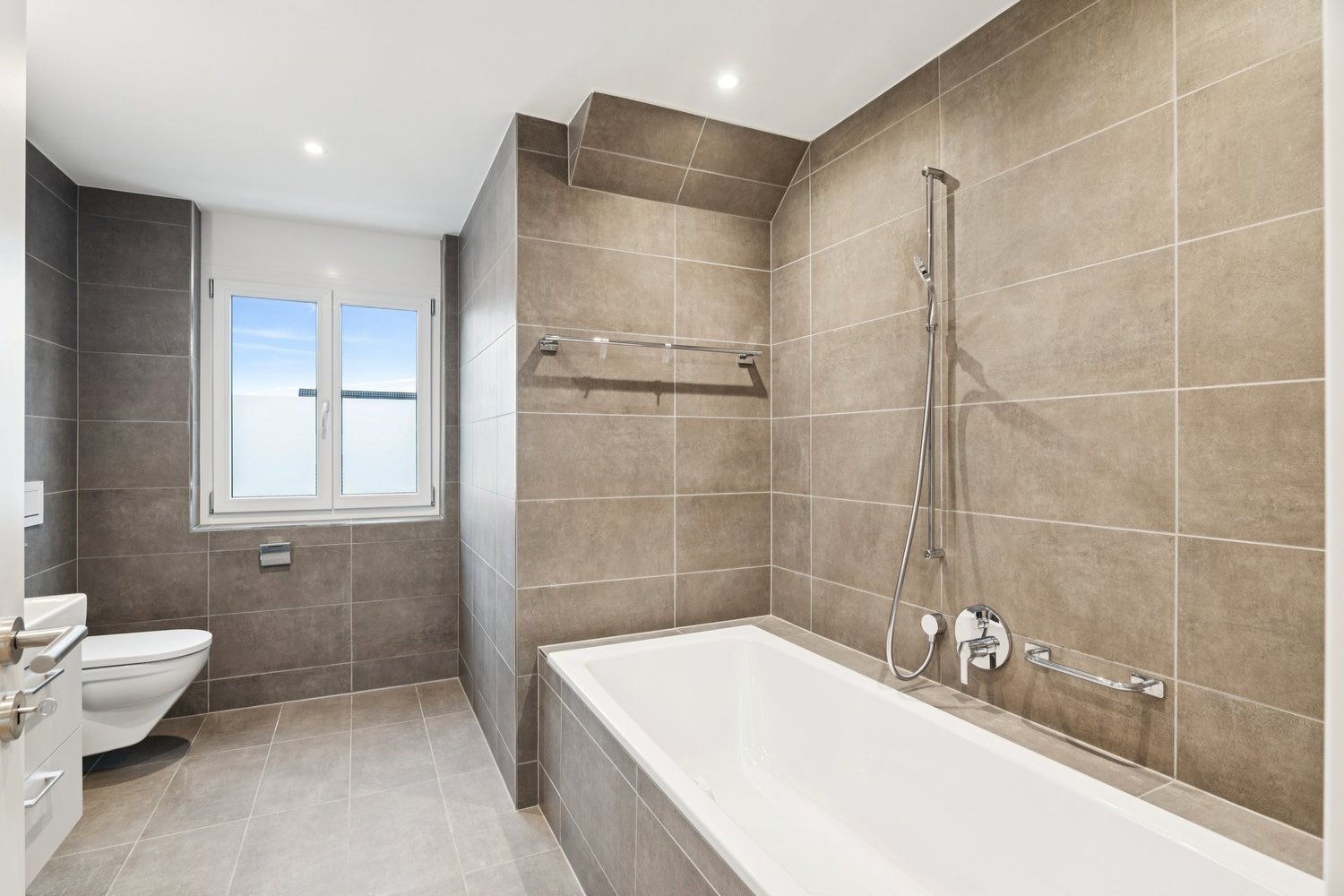 Moderne Neubauwohnung im Minergiestandard mit Waschturm - Bad