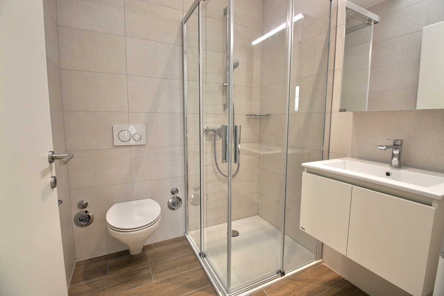 5.5 pièces neuf au 2ème étage ! - Salle de douche