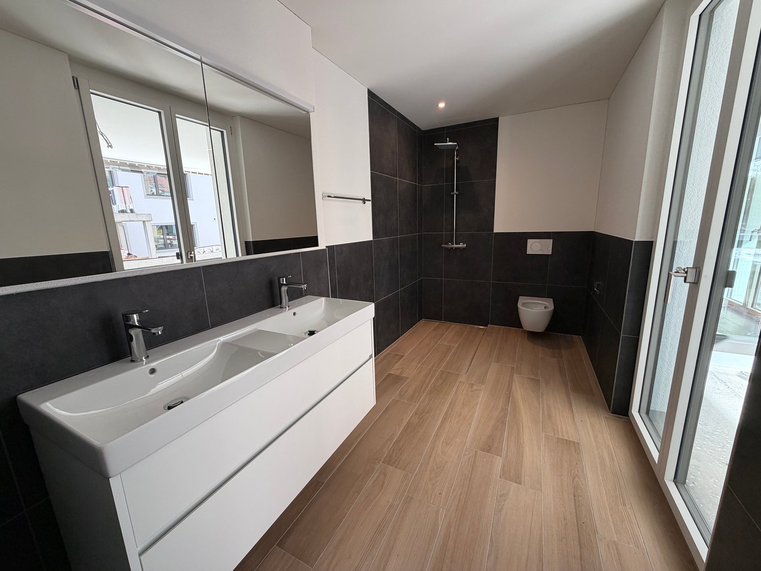 Moderne 3.5-Zimmer-Neubauwohnung im Erdgeschoss – 110 m² Wohnkomfort - Bad en suite