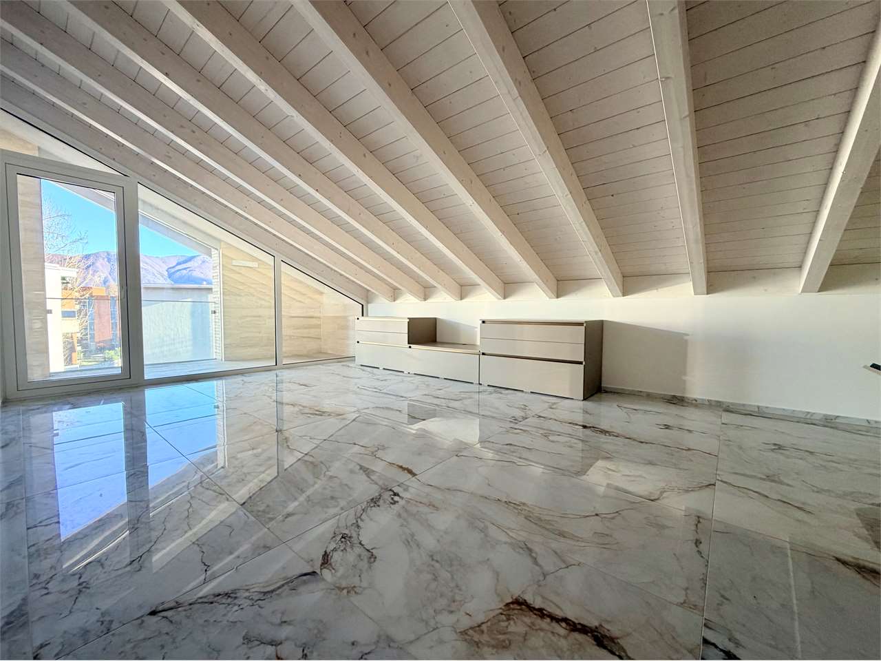 Affittasi moderno 3.5 locali mansardato - Bild 2