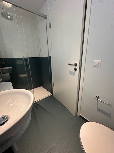Soyez les premiers locataires de ce 3,5 pièces unique sous-gare! - salle_de_douche-wc.jpg