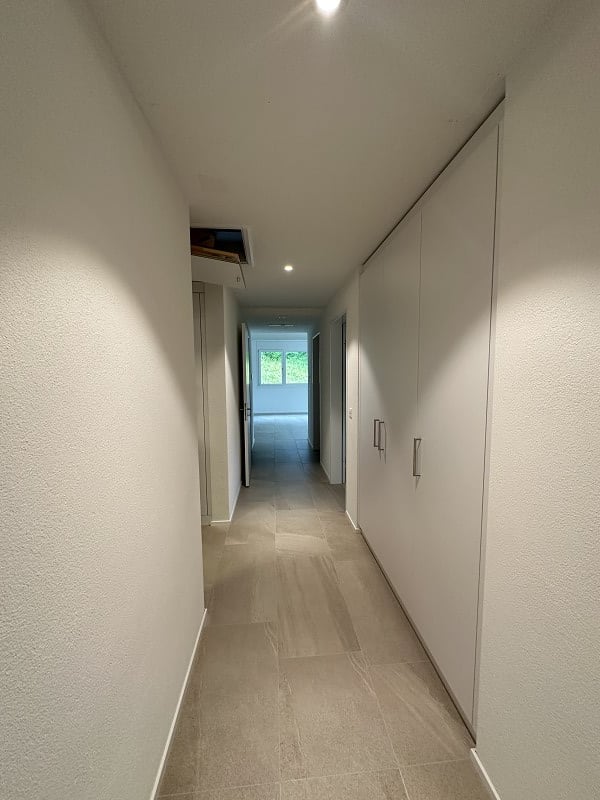 grosszügige Dachwohnung,  "Zentrum Tobel" - Entrée mit Einbauschränken