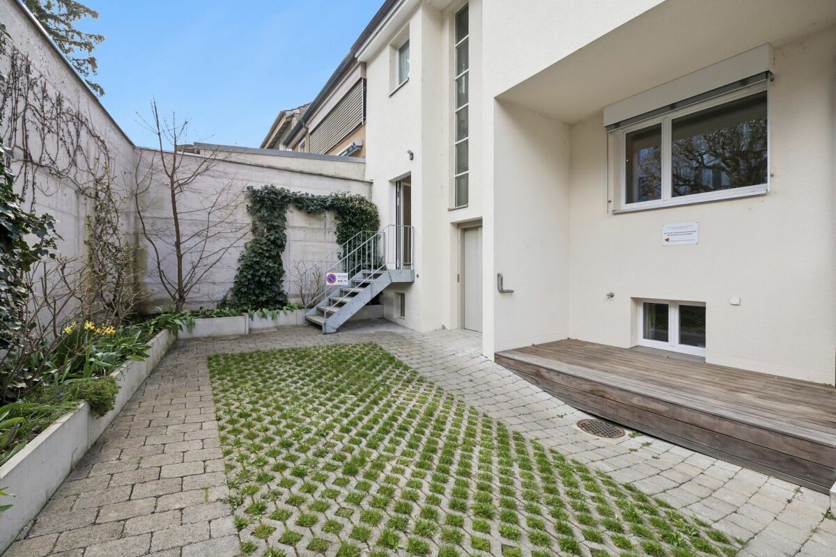 Moderne 2 1/2-Zimmer-Wohnung in kernsaniertem Mehrfamilienhaus Nähe Kronenplatz - Bild 2